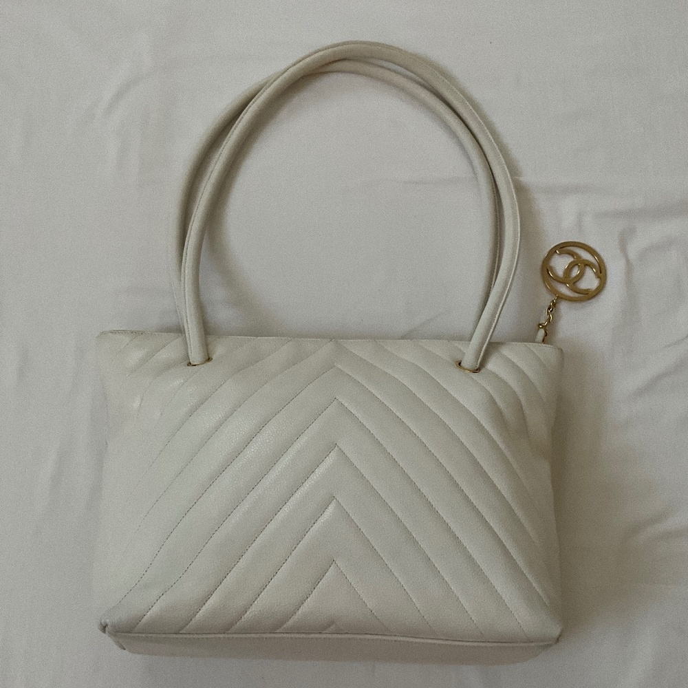 CHANEL Vintage Caviar Chevron V Stitch Shoulder Bag Tote White - Picture 3 of 16
